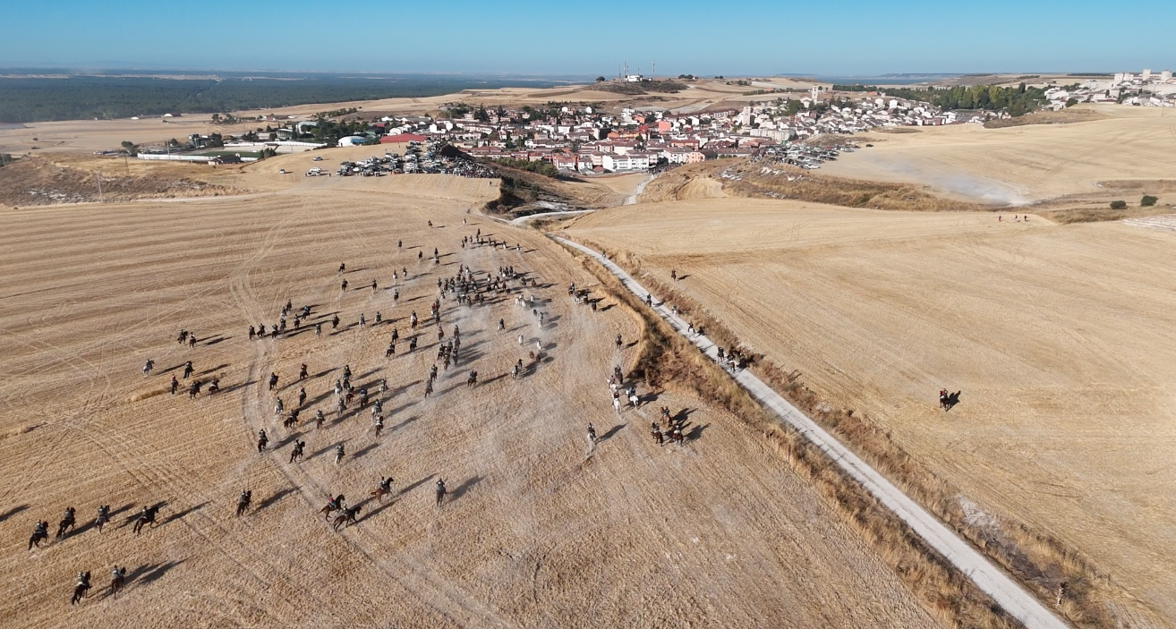 Vista aerea panoramica del campo desde dron