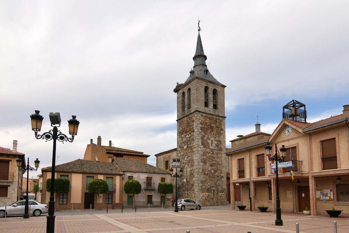 Torre de la iglesia y plaza de Navalmanzano, Segovia